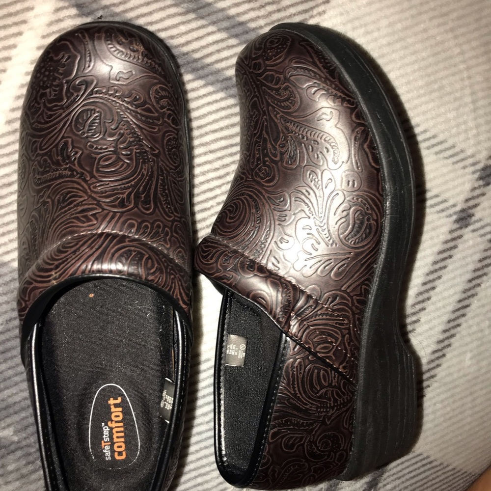 Women’s clogs size 7 1/2